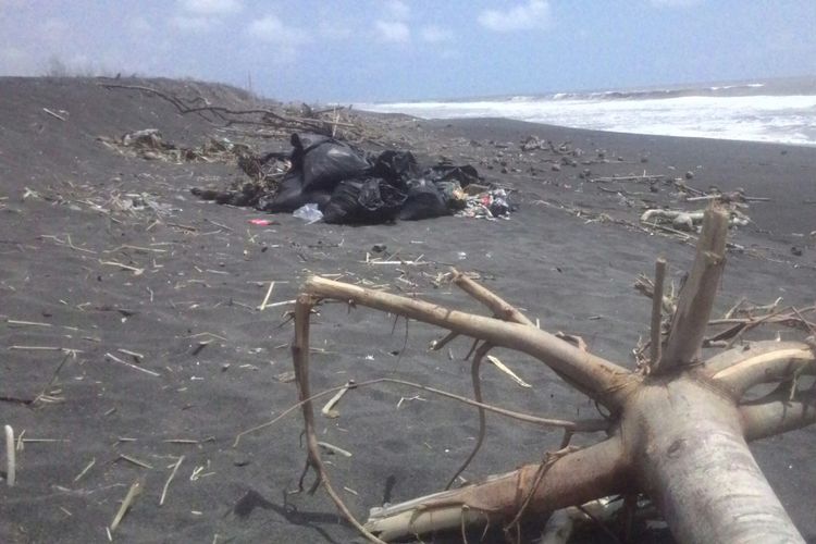 Sampah terhampar sejauh mata memandang di Pantai Trisik, pantai wisata keluarga sekaligus pantai konservasi penyu di Kulon Progo, DIY. (KOMPAS.com/Dani J)