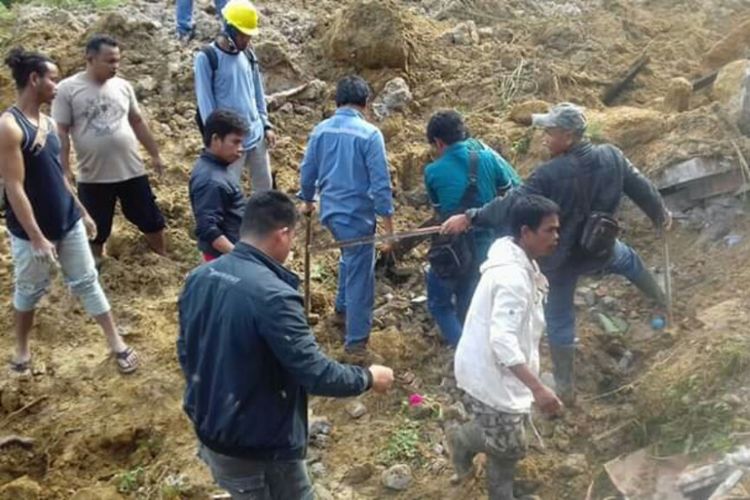 Sejumlah warga melakukan pencarian korban yang tertimbun longsor di Desa Halado, Kecamatan Pintu Pohan, Kabupaten Toba Samosir, Kamis (13/12/2018).