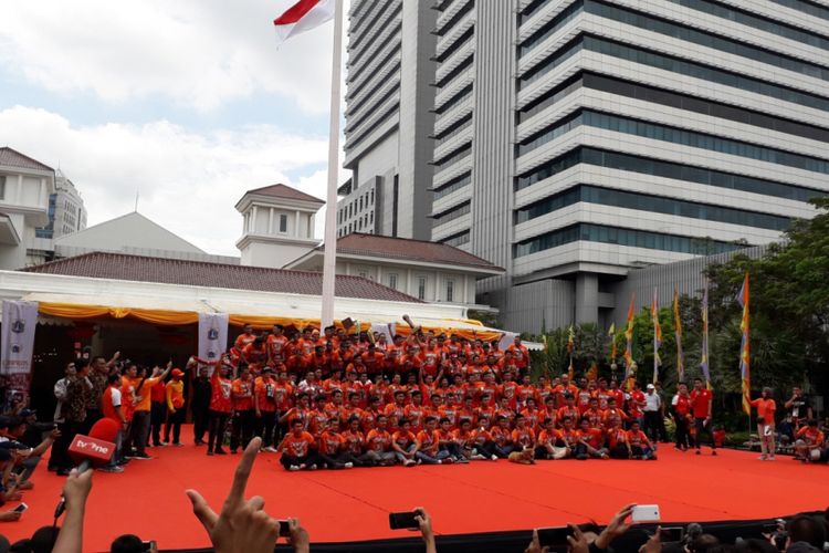 Skuad Persija Jakarta, terdiri atas tim senior, U-19 dan U-16 berfoto bersama Gubernur DKI Jakarta Anies Baswedan di Balai Kota usai parade perayaan juara Persija, Sabtu (15/12/2018).