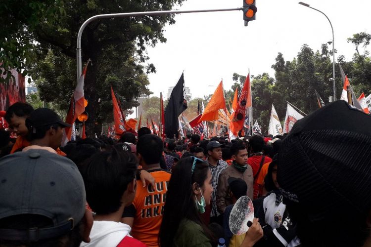 Massa The Jakmania memenuhi Jalan Medan Merdeka Selatan Sabtu (15/12/2018).