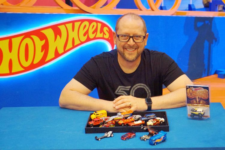 Phil Riehlman, Principal Designer Hot Wheels mengungkapkan pengalamannya bekerja mendesain ratusan mobil-mobil paling menarik dan unik di seluruh dunia dan menciutkannya hingga sekepalan tangan.