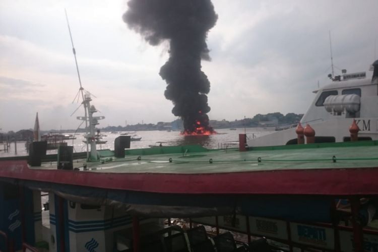 Sebuah kapal yang membawa bahan bakar minyak meledak di Sungai Musi, Palembang, Sumatera Selatan, Kamis (19/12/2018).