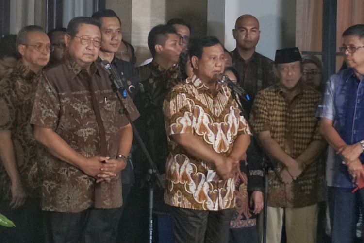 Calon presiden nomor urut 02 Prabowo Subianto saat memberikan keterangan seusai bertemu Ketua Umum Partai Demokrat Susilo Bambang Yudhoyono, di kawasan Mega Kuningan, Jakarta Selatan, Jumat (21/12/2018).