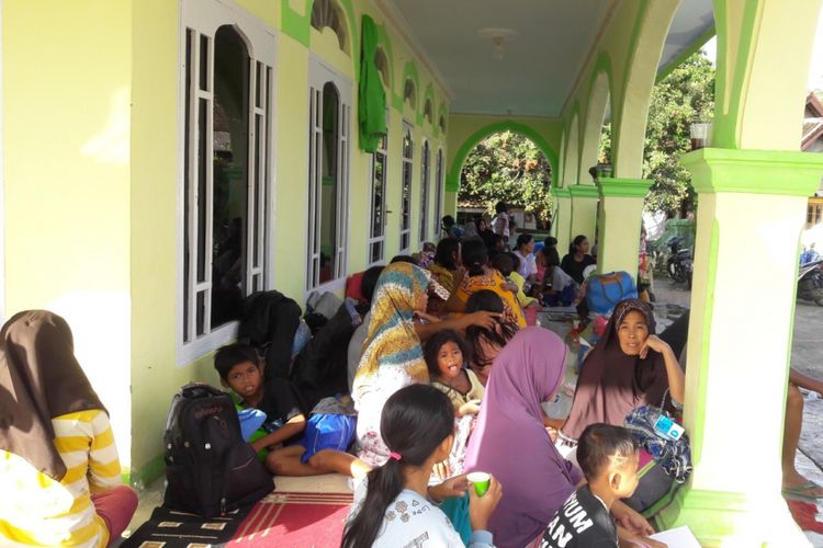 Puluhan pengungsi masih bertahan di Posko Pengungsian Tenjohalang, Kecamatan Jiput, Kabupaten Pandeglang, Kamis (27/12/2018). Sebagian pengungsi memilih bertahan di pengungsian lantaran takut akan tsunami susulan.
