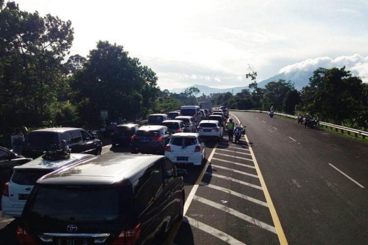 Antrean kendaraan menuju kawasan Puncak, Bogor, Jawa Barat, terjadi di exit Tol Ciawi, Sabtu (29/12/2018).