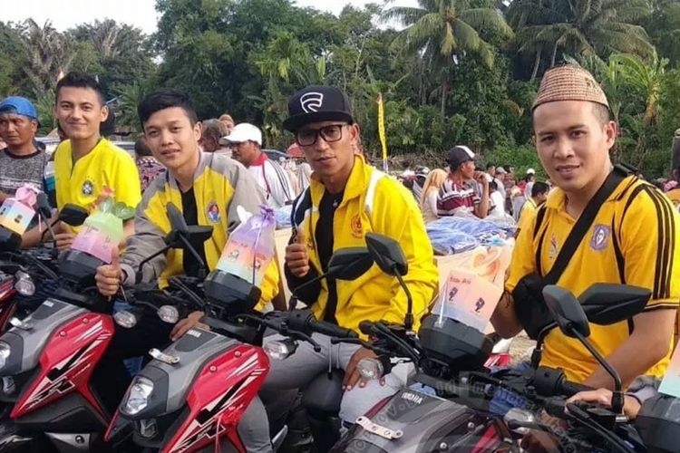 Atlet dan pelatih sepak takraw Gorontalo yang menyumbangkan medali di Asian Games mendapat bonus motor baru dari Pemerintah Provinsi.