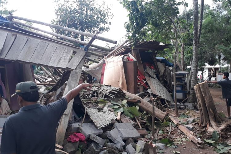 Rumah rusak dan seorang warga tewas akibat pohon tumbang diiterjang angin kencang di Desa Jambewangi, Kecamatan Secang, Kabupaten Magelang, Minggu (30/12/2018).