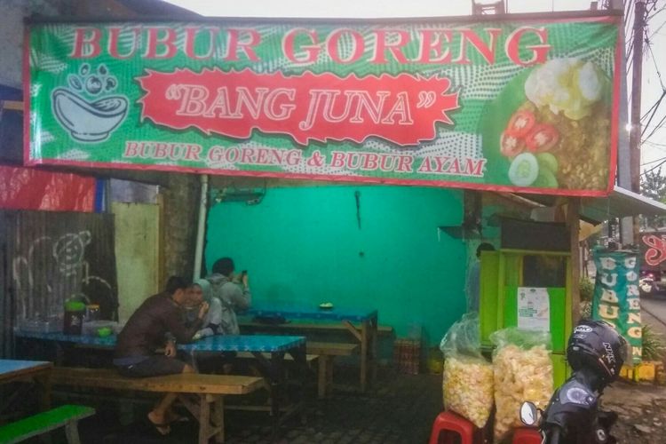 Bubur Goreng Bang Juna di kawasan Jagakarsa, Lenteng Agung, Jakarta Selatan. 
