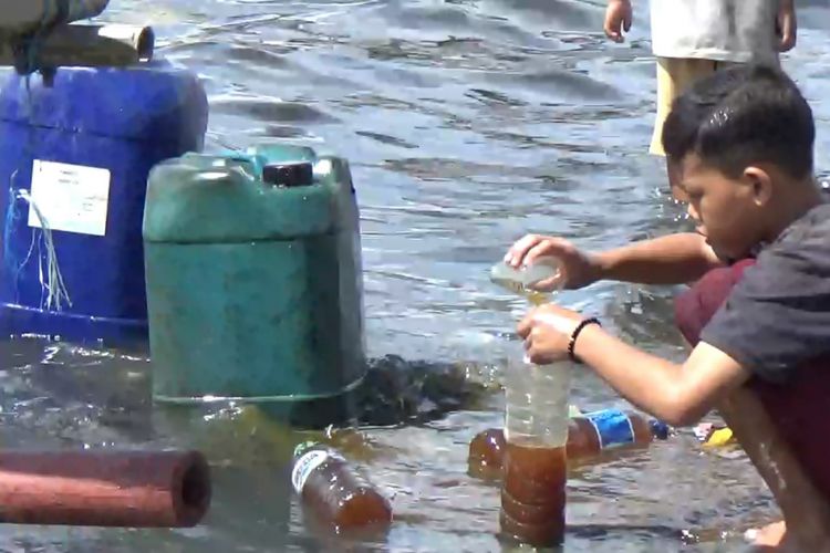 Warga Berbut Minyak Mirip Solar, di Laut Kota Parepare