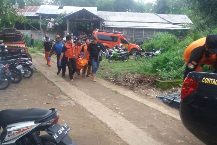 Tim Sar Gabungan mengevakuasi jasad santri Pondok Hudatul Muna Ponorogo yang ditemukan tewas di Sungai Tempuran, Ponorogo, Jawa Timur, Selasa ( 15/1/2019). 