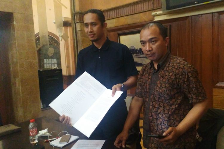 Gilang Jalu dan Hotma Baskara Nainggolan, Kuasa Hukum PT APJ melakukan konferensi pers menanggapi sengketa pengelolaan Pasar Andir Bandung.