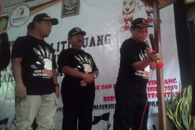 Ketua Bawaslu RI Abhan dan Wakil Bupati Kulon Progo Sutejo deklarasikan Desa Hargomulyo di Kecamatan Kokap sebagai desa anti politik uang.