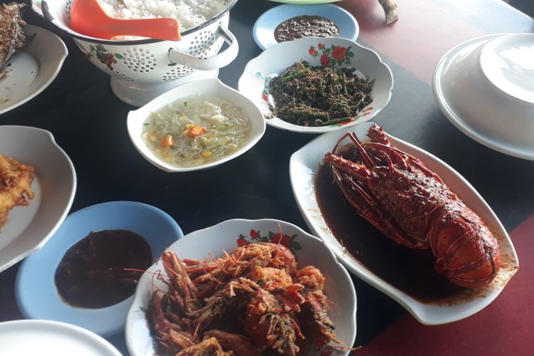 Kuliner Bahari seperti lobster dan udang windu bisa di jumpai di rumah makan aroma laut di area  pelabuhan lampia, desa harapan, kecamatan malili, luwu timur, Senin (21/01/2019) 