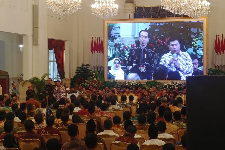 Presiden Joko Widodo dan nelayan asal Lamongan Agus Mulyono saat Presiden bersilaturahmi dengan para nelayan di Istana Negara, Jakarta, Selasa (22/1/2019). 