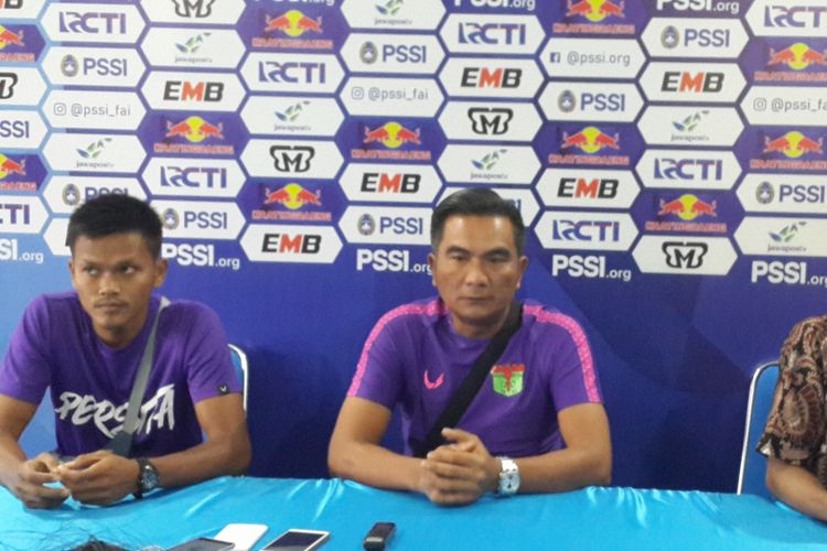 Asisten Pelatih Persita Tangerang Wiganda Saputra (tengah) saat konferensi pers di Kantor Arema FC, Kota Malang, Jumat (25/1/2019)