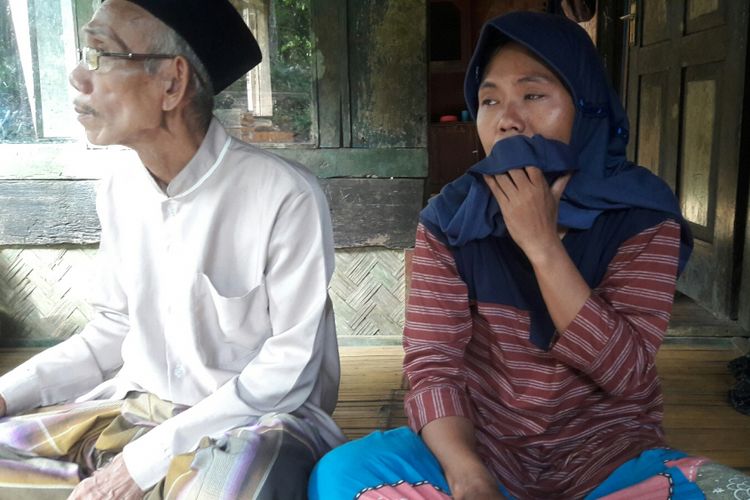 Amsah, Istri Korban meninggal KMN Lang 01 di Muara Sungai Digoel Papua tidak berhenti menangis. Tenggelamnya KMP Lang 01 menelan korban 13 ABK, dimana empat meninggal, sembilan masih hilang. 
