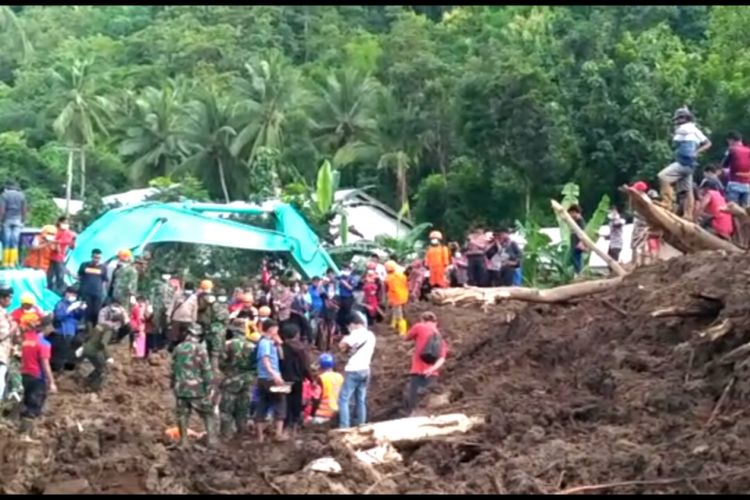 Suasana pencarian korban tertimbun longsor di Dusun Pattiro, Desa Pattallikang, Kecamatan Manuju, Kabupaten Gowa, Sulawesi Selatan. Selasa, (29/1/2019).