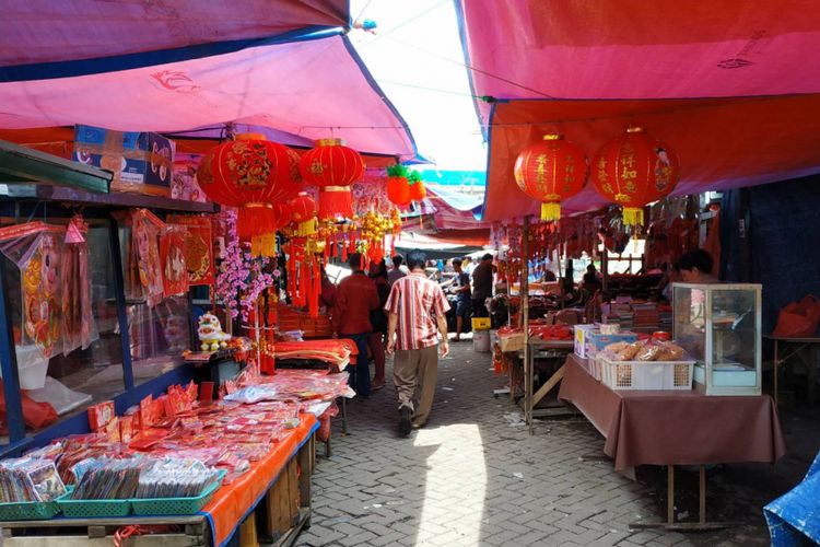 Sejumlah pernak-pernak Imlek mulai dijajakan di Pasar Lama, Tangerang, Banten. Kawasan ini memang terkenal sebagai Pecinan lantaran dihuni oleh banyak keturunan Tionghoa Benteng.