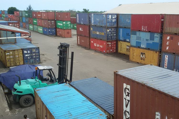 Ratusan kontainer menumpuk di gudang Ketapang Pelabuhan Pangkalbalam, Pangkal Pinang disebabkan kapal tak bisa lewat karena jembatan rusak.