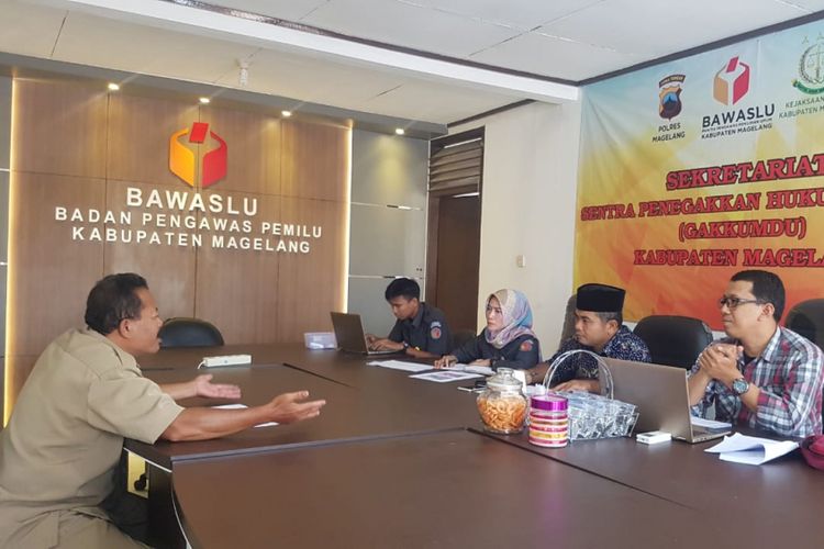 Petugas Bawaslu Kabupaten Magelang sedang meminta keterangan dua oknum perangkat desa di Kecamatan Secang, yang diduga ikut terlibat kampanye salah satu caleg, Kamis (7/2/2019).