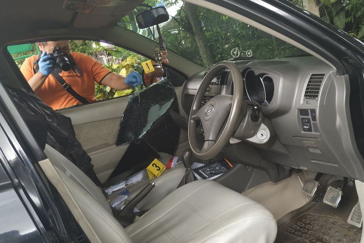 Anggota Polres Sukabumi Kota sedang olah tempat kejadian perkara di mobil yang menjadi korban pecah kaca di Cikole, Sukabumi Jawa Barat, Jumat (8/2/2019).