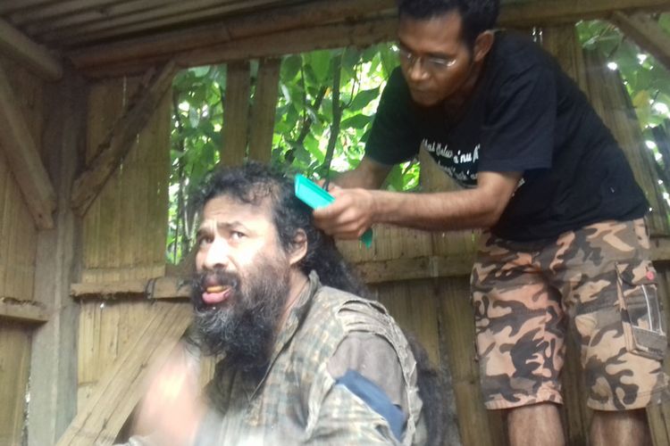 Pater Avent Saur, SVD memangkas rambut seorang penderita gangguan jiwa di Kampung Mbapo, Desa Lembur, Kecamatan Kota Komba, Kab. Manggarai Timur, Flores, NTT, Sabtu (9/2/2019). 