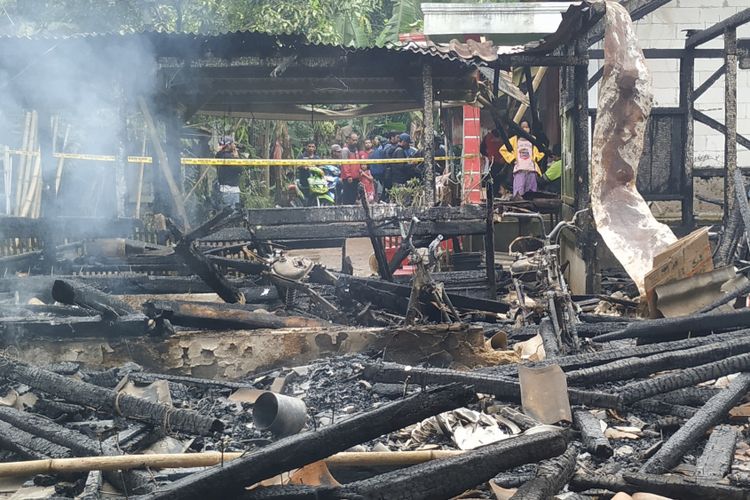 Kondisi rumah terbakar yang mengakibatkan tiga penghuni tewas di Kmaapung Sukasirna, Desa/Kecamatan Cikembar, Sukabuni, Jawa Barat, Rabu (20/2/2019)