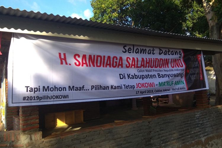 Salah satu spanduk selamat datang kepada Sandiaga Uno yang di pasang oleh pendukung Jokowi Maruf Amin di salah satu rumah di Desa Alasbuluh Banyuwangi