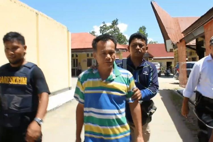 Enting (50), warga Kabupaten Muna, Sulawesi Tenggara ditangkap karena mencabuli anak kandungnya yang masih di bawah umur. 