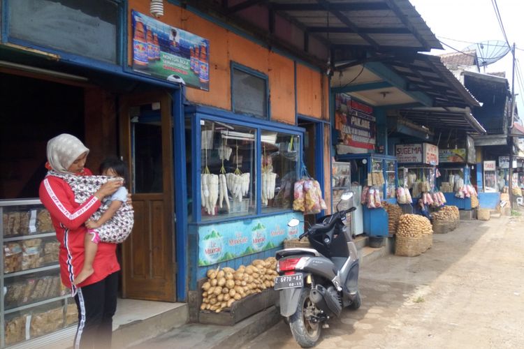 Puluhan pedagang Ubi Cilembu dan Peuyeum Bandung di Jalan Raya Bandung-Cirebon khawatir segera beroperasinya Tol Cisumdawu mematikan usaha mereka, Kamis (28/2/2019). AAM AMINULLAH/KOMPAS.com