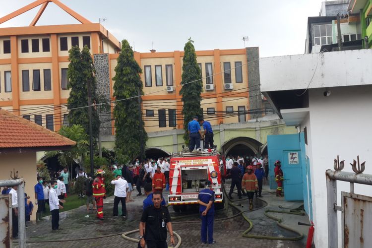 Petugas pemadam kebakaran Kota Malang saat berusahan memadamkan api di Rumah Sakit Umum Daerah Saiful Anwar (RSSA) Kota Malang, Rabu (27/2/2019)