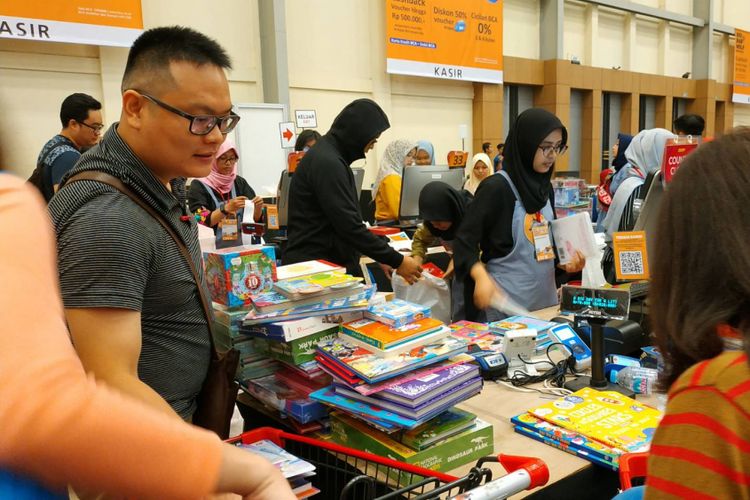 Salah satu pengunjung membeli beberapa keranjang buku anak di Big Bad Wolf Jakarta 2019. Tipe pengunjung seperti ini kerap dijumpai, imbasnya transaksi semakin lama.