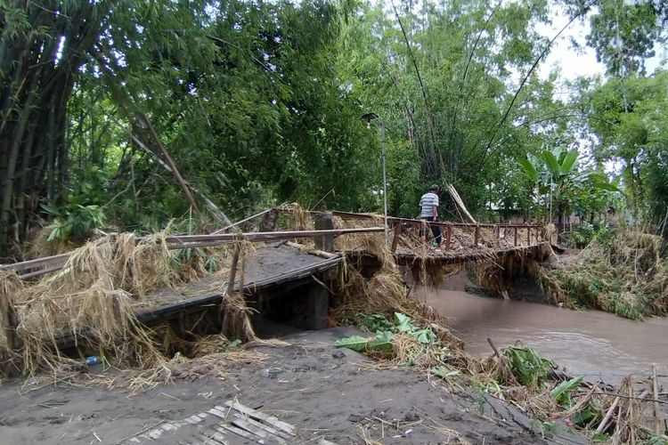 Salah satu jembatan di Desa Klumutan, Kecamatan Saradan, Kabupaten Madiun rusak setelah diterjang banjir, Rabu ( 6 / 3 / 2019).