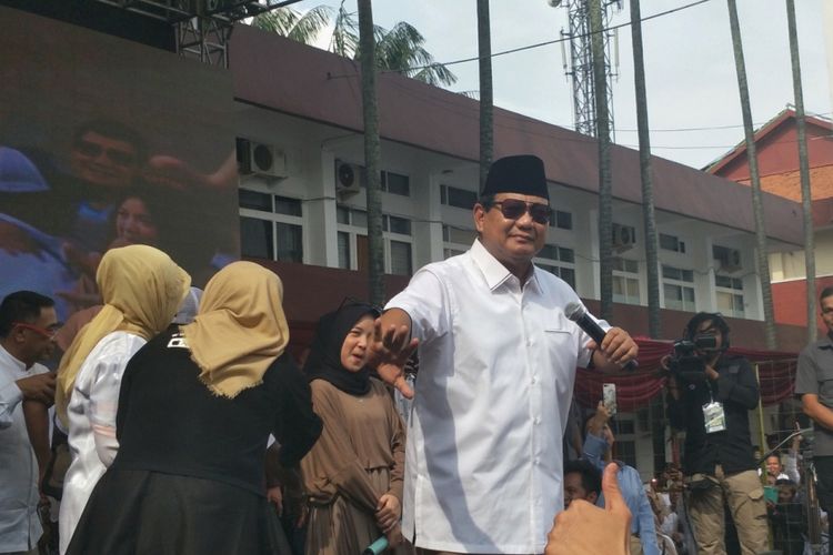 Calon presiden nomor urut 02 Prabowo Subianto sempat menunjukkan kegemarannya berjoget dengan menirukan gerak tari wayang orang saat satu panggung dengan musisi gambus Nissa Sabyan di halaman kampus Universitas Kebangsaan Republik Indonesia (UKRI), Bandung, Jumat (8/3/2019).