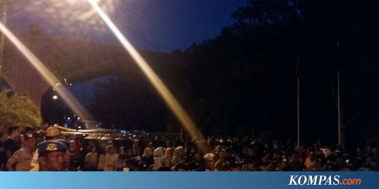 Hingga Malam Ini, Neno Warisman Tertahan di Gerbang Bandara
