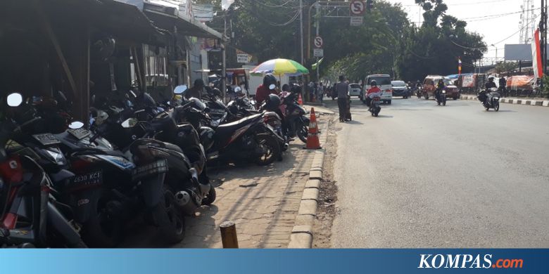 Dikeluhkan, Trotoar di Depan Stasiun Bekasi Dijadikan Parkiran Motor