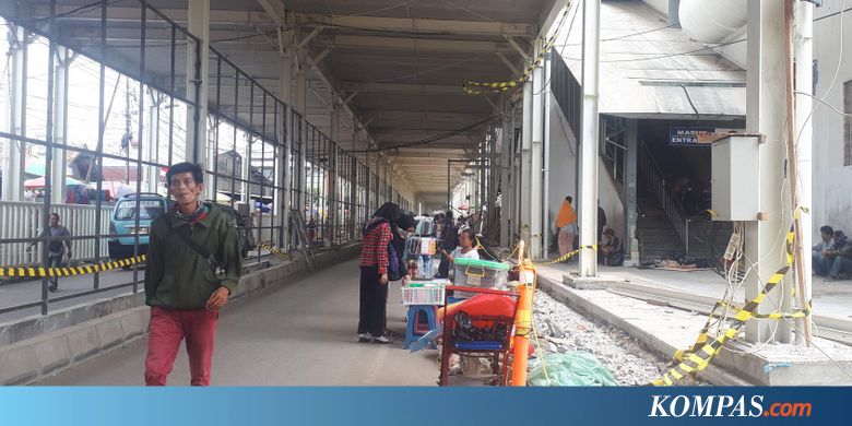 PKL Berjualan di Bawah "Skybridge" Tanah Abang yang Masih Dibangun