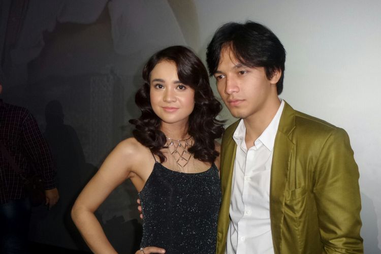 Artis peran Jefri Nichol bersama rekan seprofesinya Michelle Ziudith saat berpose di gala premiere film One Fine Day di CGV Blitz Megaplex Grand Indonesia, Tanah Abang, Jakarta Pusat, Senin (9/10/2017).