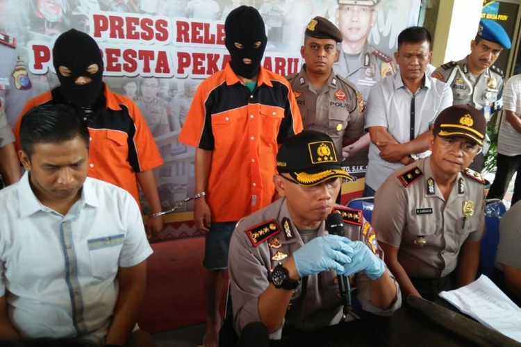 Kapolres pekanbaru saat memberikan keterangan pers tentang motif pelaku melakukan pembunuhan