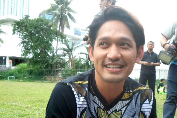 Pembawa acara Ibnu Jamil dalam sesi wawancara di Lapangan Sepakbola GOR Soemantri, Rasuna Said, Jakarta Selatan, Senin (6/11/2017).