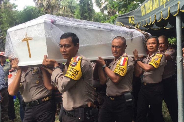 Kapolres Rote Ndao AKBP Murry Miranda bersama sejumlah perwira Polres Rote Ndao, saat mengusung peti jenazah Yulius Ledoh (31), yang menjadi korban penembakan 