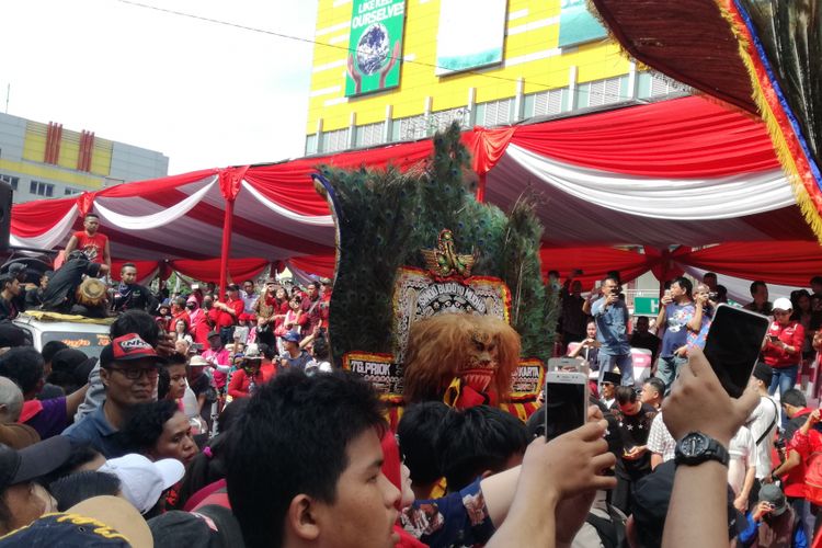 Parade Reog Ponorogo dalan Festival Cap Go Meh di kawasan Glodok, Jakarta, Minggu (4/3/2018).