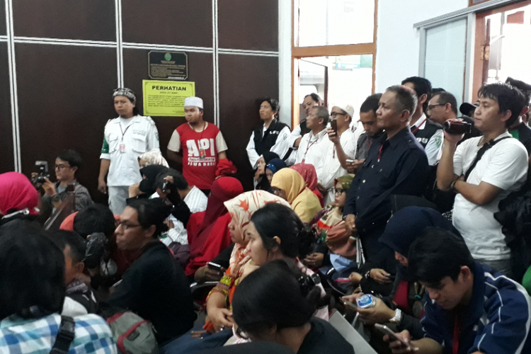 Pendukung terdakwa Asma Dewi memenuhi ruang sidang Pengadilan Negeri Jakarta Selatan, Kamis (15/3/2018). Pada hari ini, majelis hakim membacakan putusan untuk Asma Dewi.
