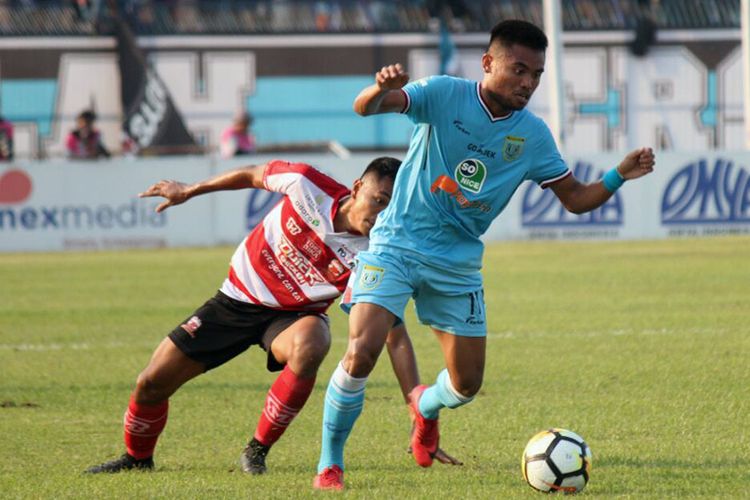 Saddil Ramdani (kanan) saat memperkuat Persela Lamongan menghadapi Madura United. Saddil Ramdani dipanggil timnas Indonesia untuk menghadapi Piala AFF 2018.
