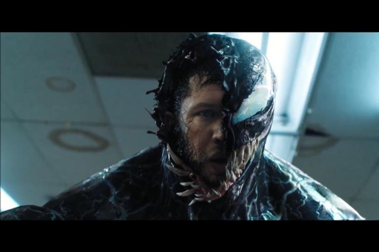 Tom Hardy berperan sebagai Eddie Brock yang berubah menjadi Venom sebagai alter-ego dirinya dalam film Venom.