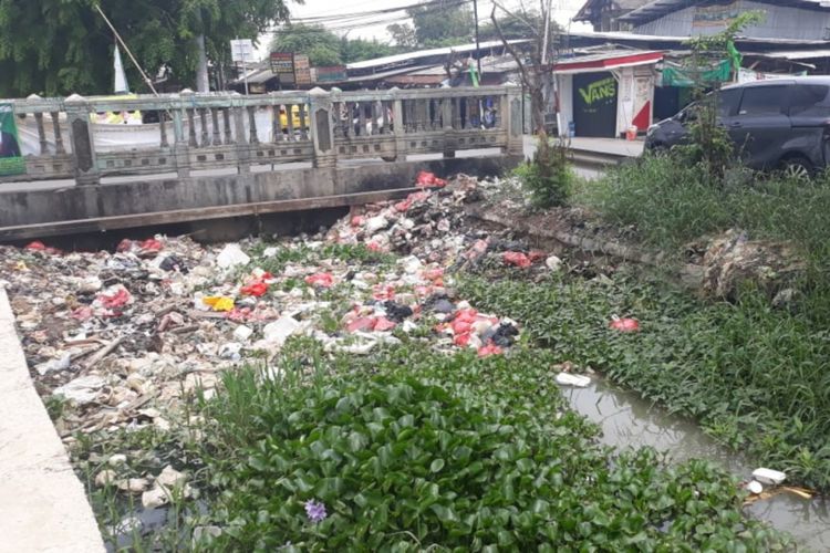 Tampak Kali Wisma Asri didekat Pasar Taman Wisma Asri, Bekasi Utara dipenuhi tumpukan sampah, Minggu (11/11/2018).