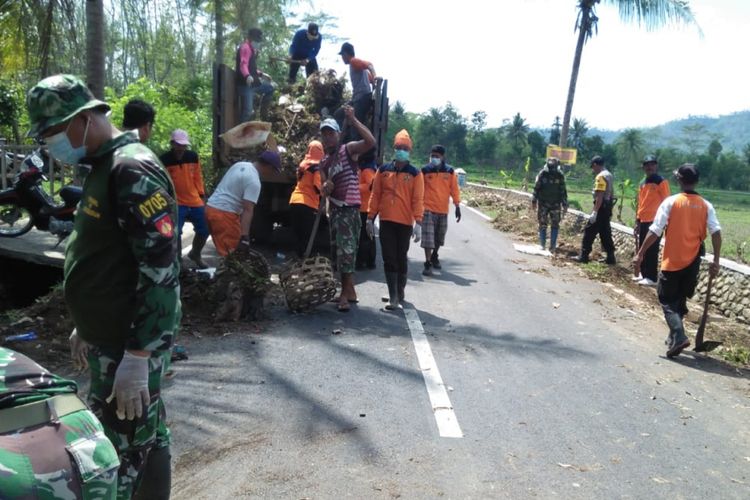 Warga, TNI, Polri dan relawan OPRB Borobudur bekerja bakti membersihkan sampah di lintasan yang akan dilewati pelari Borobudur Marathon  2018, Jumat (16/11/2018).