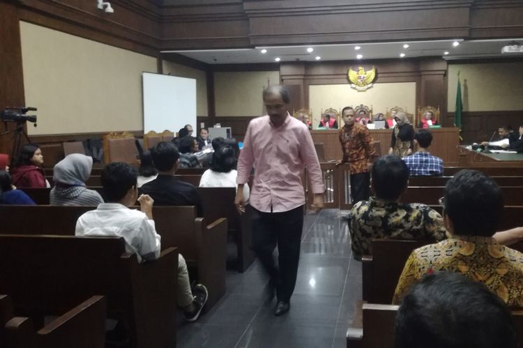 Suami Wakil Ketua Komisi VII DPR Eni Maulani Saragih, Muhammad Al Khadziq di Pengadilan Tipikor Jakarta, Rabu (2/1/2019). 