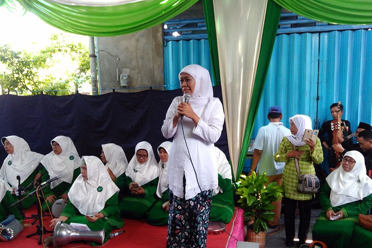 Khofifah Indar Parawansa (tengah), saat menghadiri undangan peringatan Harlah Muslimat di PC Muslimat Gresik, Minggu (8/4/2018).