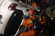 Hindari Mobil Lain, Nissan Juke Terperosok ke Selokan di Duren Sawit